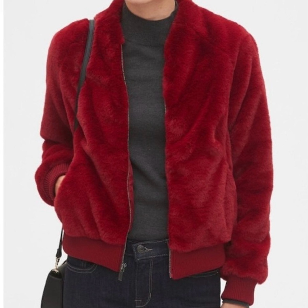 Size medium women’s Banana Republic bomber jacket excellent condition - faux fur